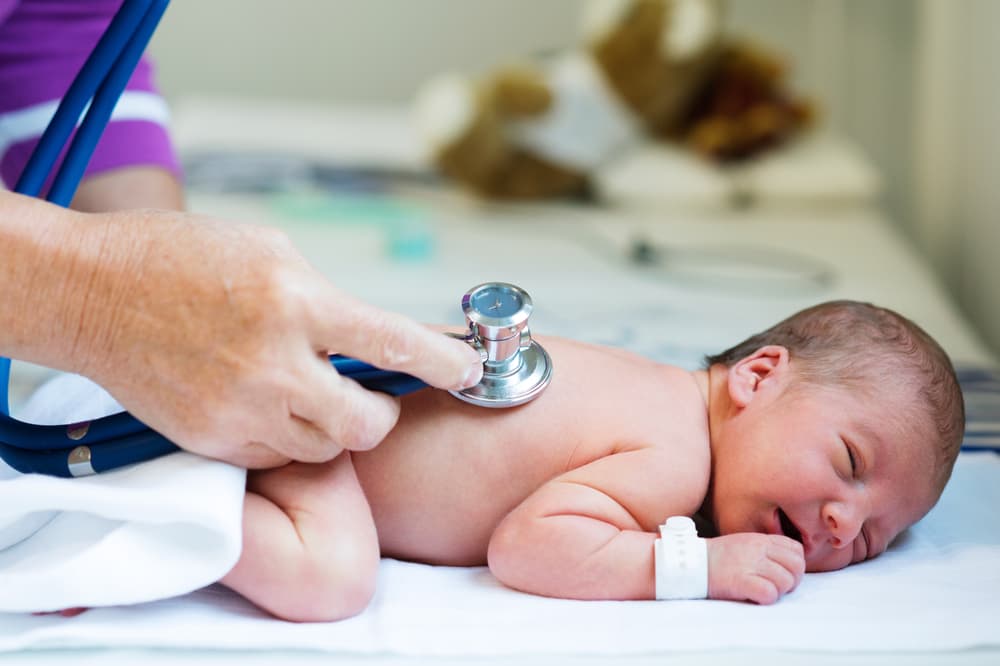 Arten von Neugeborenen-Checks, die Eltern kennen müssen