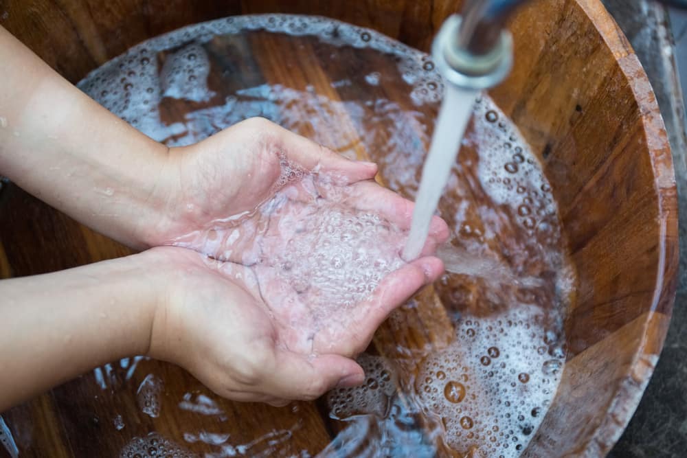 ¿Es más limpio lavarse las manos con agua fría o tibia?
