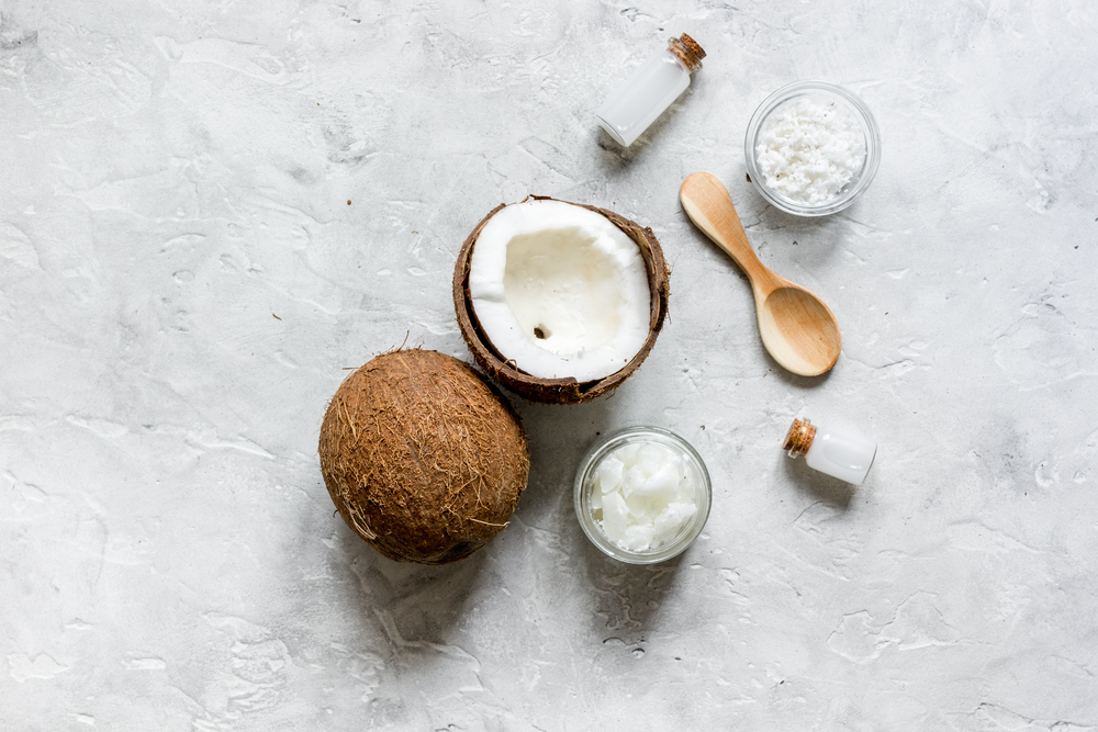 Beneficiile uleiului de cocos pentru un păr mai gros și mai strălucitor