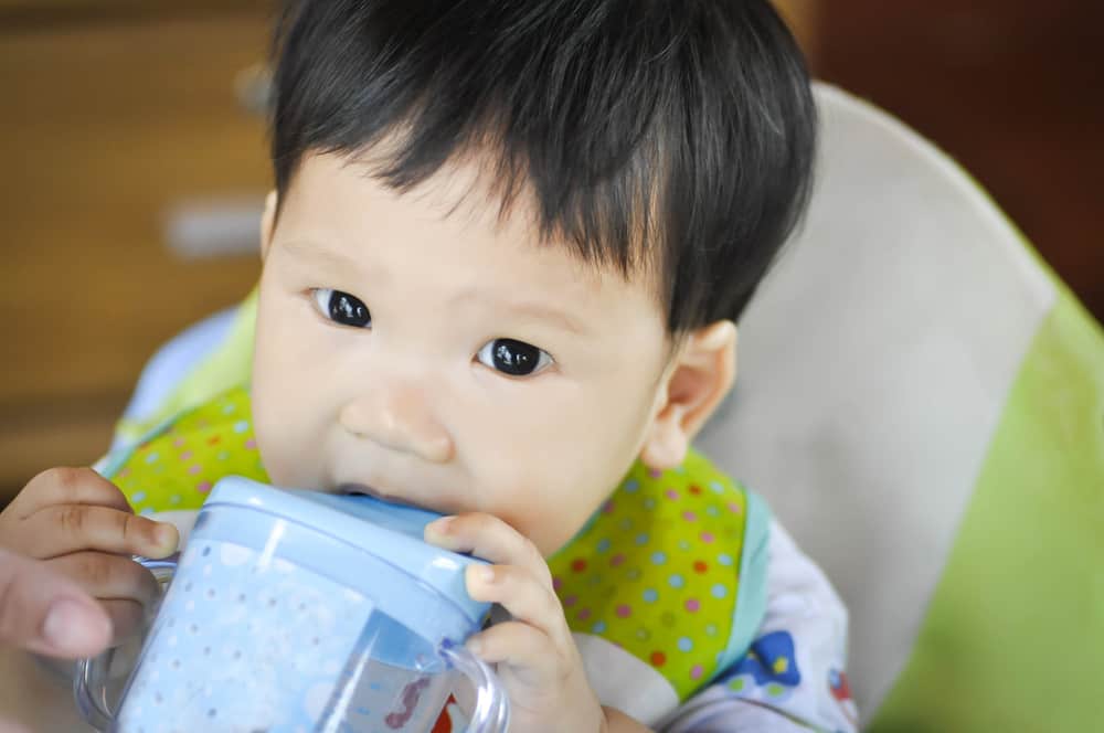 아기는 언제 아기 컵 사용을 배울 준비가 되었나요?