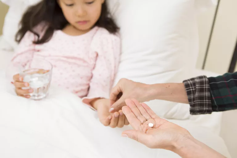 8 façons de donner des médicaments aux enfants qui ont des difficultés à prendre des médicaments