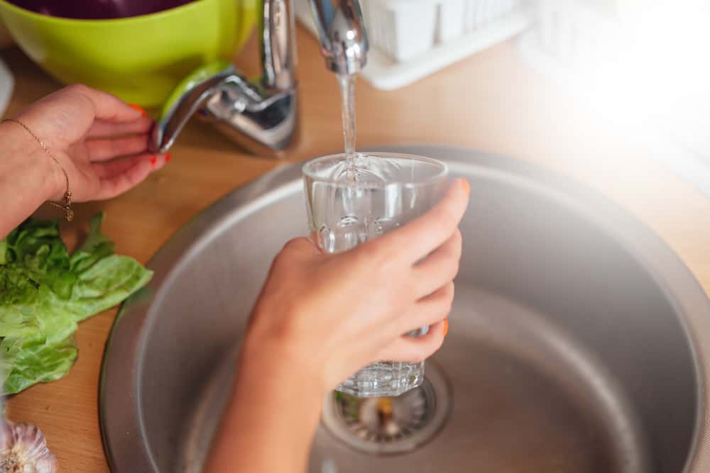 Ce se întâmplă dacă beau apă crudă?