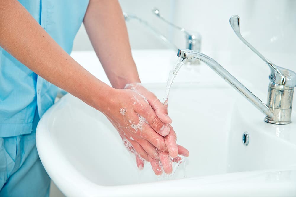 Se laver les mains avec du savon antiseptique et de l'eau est plus efficace pour tuer les germes