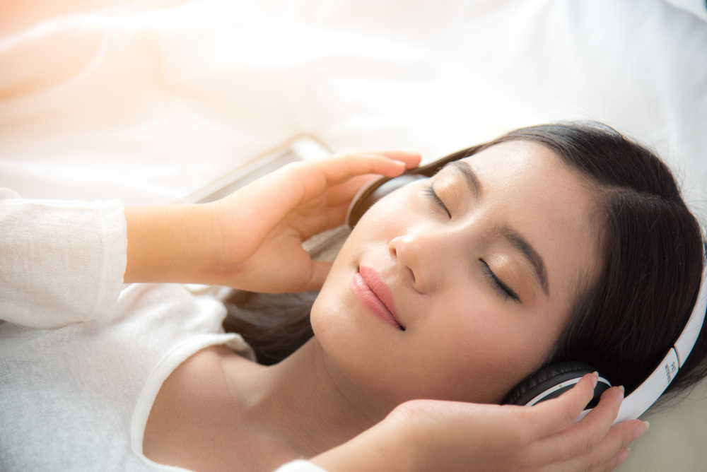 잠자는 동안 음악을 들으면 불면증을 극복하는 데 도움이 된다는 것이 사실입니까?