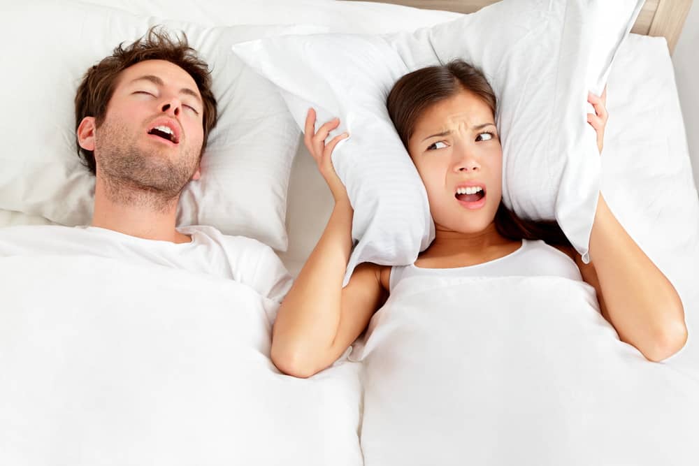 8 conseils pour passer une bonne nuit de sommeil même si votre partenaire dort en ronflant